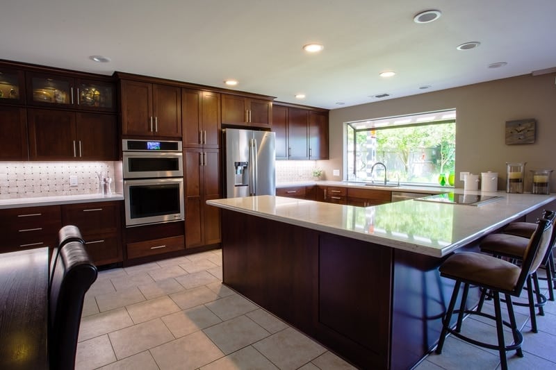 Large island with Caesarstone countertop in Bianco Drift color