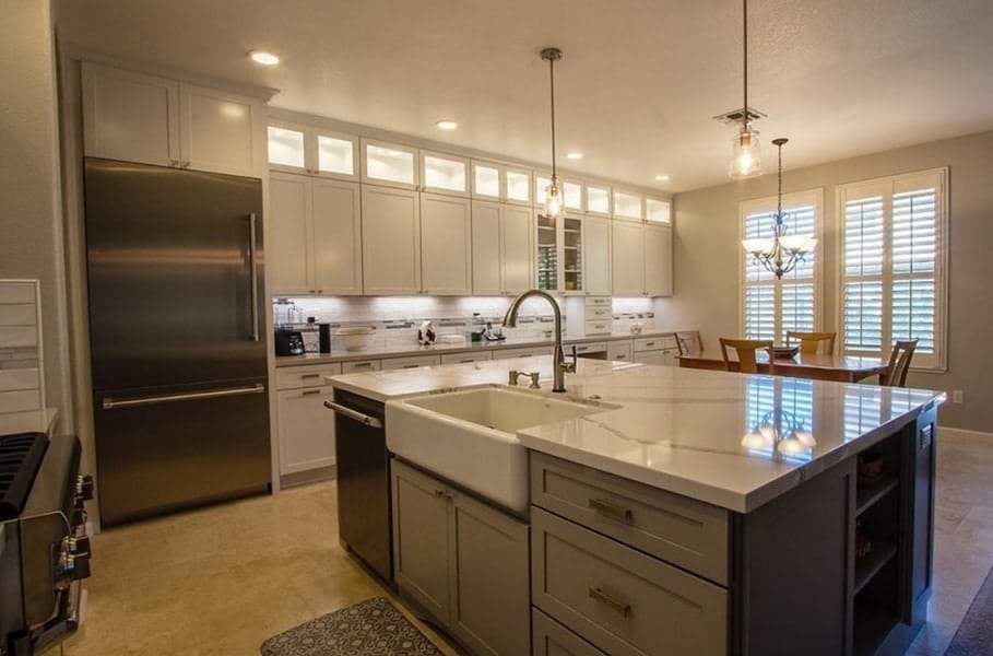 Kitchen with large island and farm sink - Leslie Kate photo