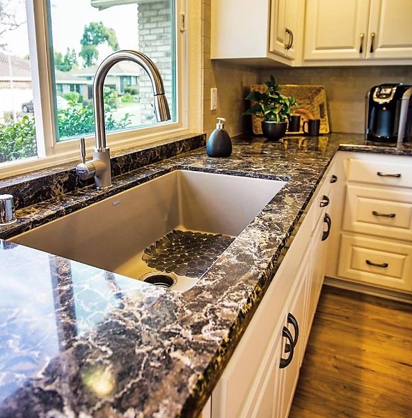 Laneshaw by Cambria with Kitchen Mart Cabinets in Mission White - Leslie KAte Photo